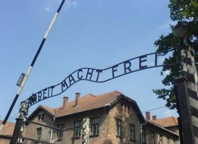 Auschwitz_entrance1